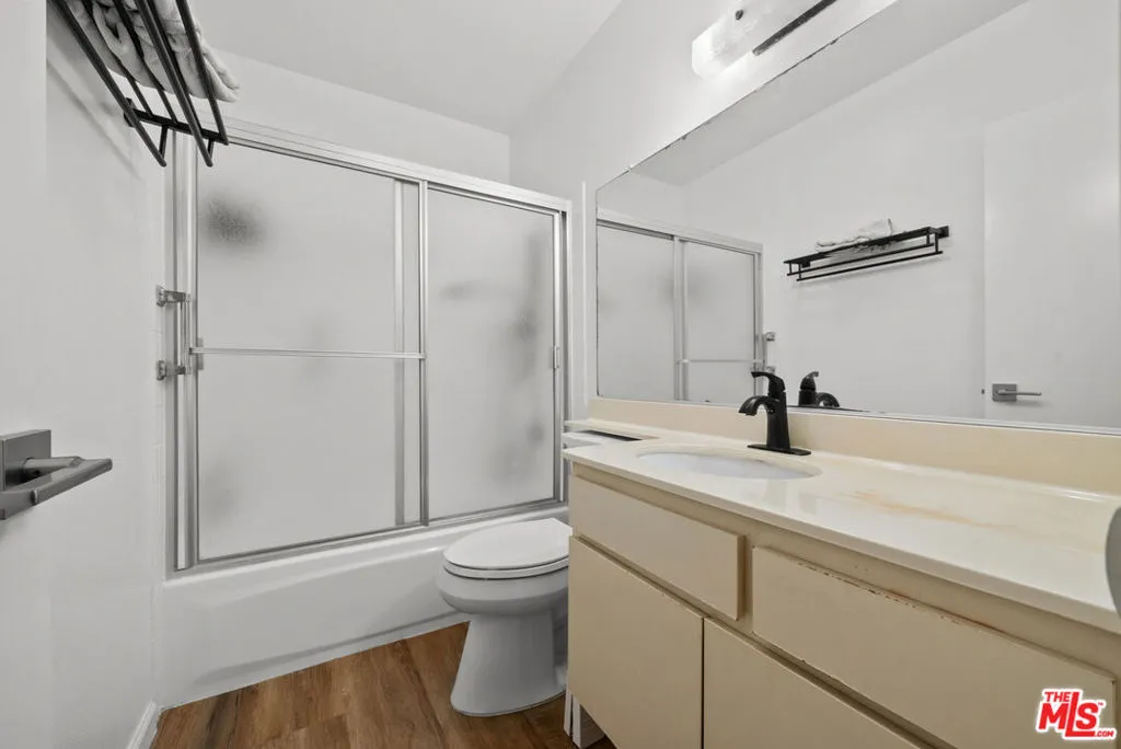 8024 Via Pompeii, Burbank, California 91504 home-pic-17