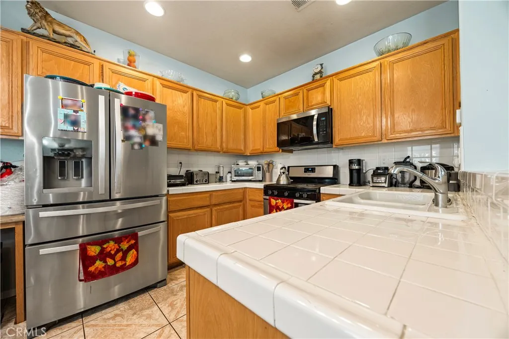 15587 Great Spirit Street, Victorville, California 92394 home-pic-18