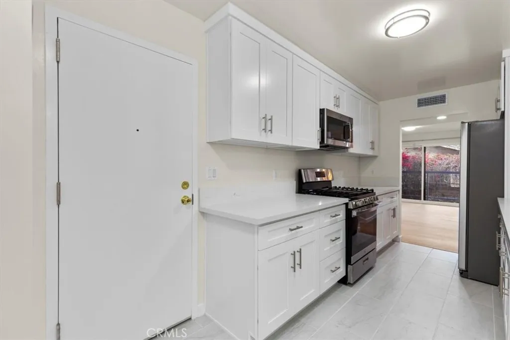 7505 Hampton Avenue 4, West Hollywood, California 90046 home-pic-14