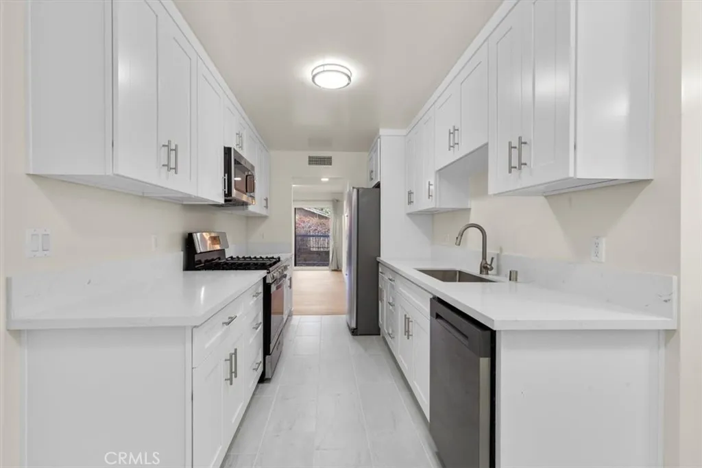 7505 Hampton Avenue 4, West Hollywood, California 90046 home-pic-15