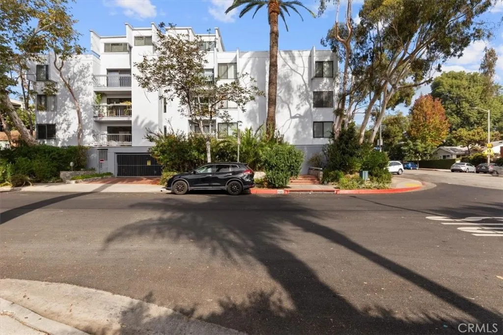 7505 Hampton Avenue 4, West Hollywood, California 90046 home-pic-1