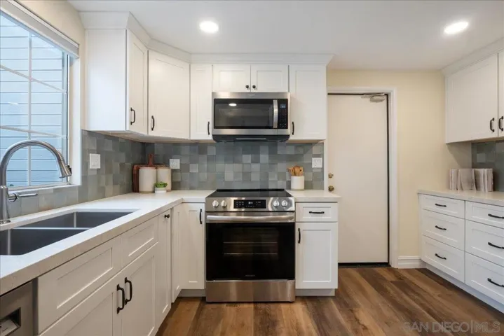 2006 Mountain Vista Way, Oceanside, California 92054