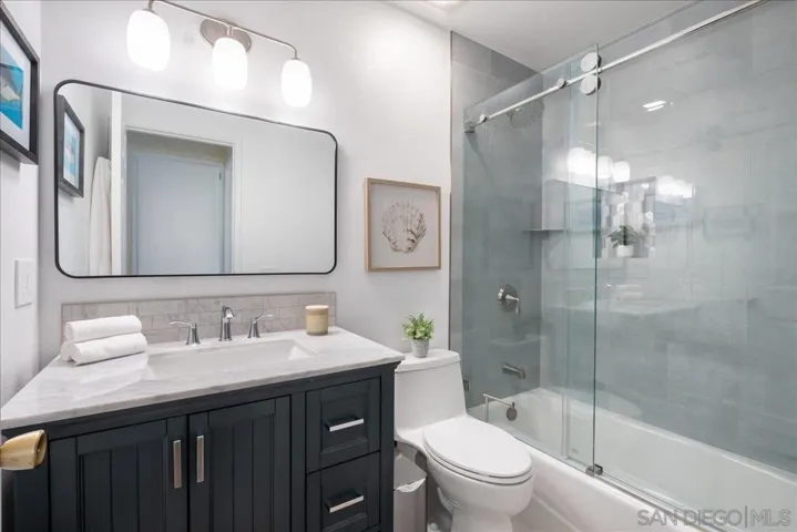 2006 Mountain Vista Way, Oceanside, California 92054