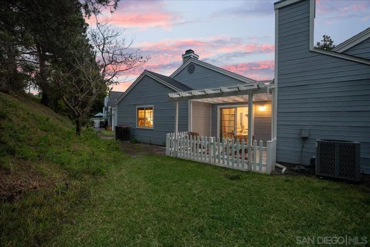 2006 Mountain Vista Way, Oceanside, California 92054