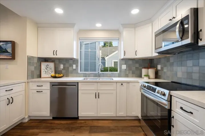 2006 Mountain Vista Way, Oceanside, California 92054
