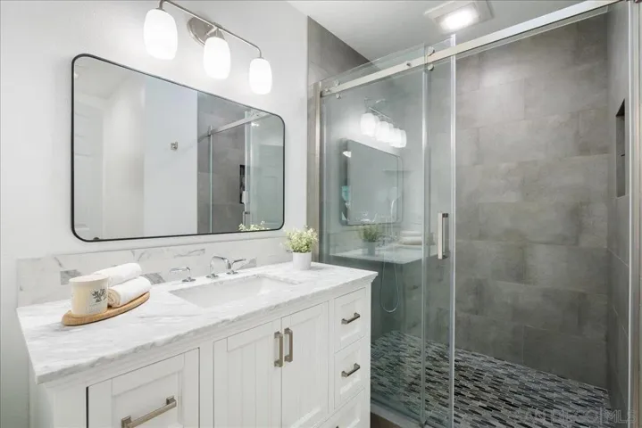 2006 Mountain Vista Way, Oceanside, California 92054