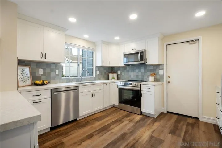 2006 Mountain Vista Way, Oceanside, California 92054