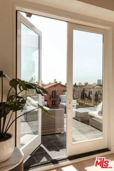 10725 Ashton Avenue 101, Los Angeles, California 90024 home-pic-17