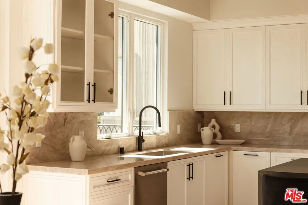 10725 Ashton Avenue 101, Los Angeles, California 90024 home-pic-12