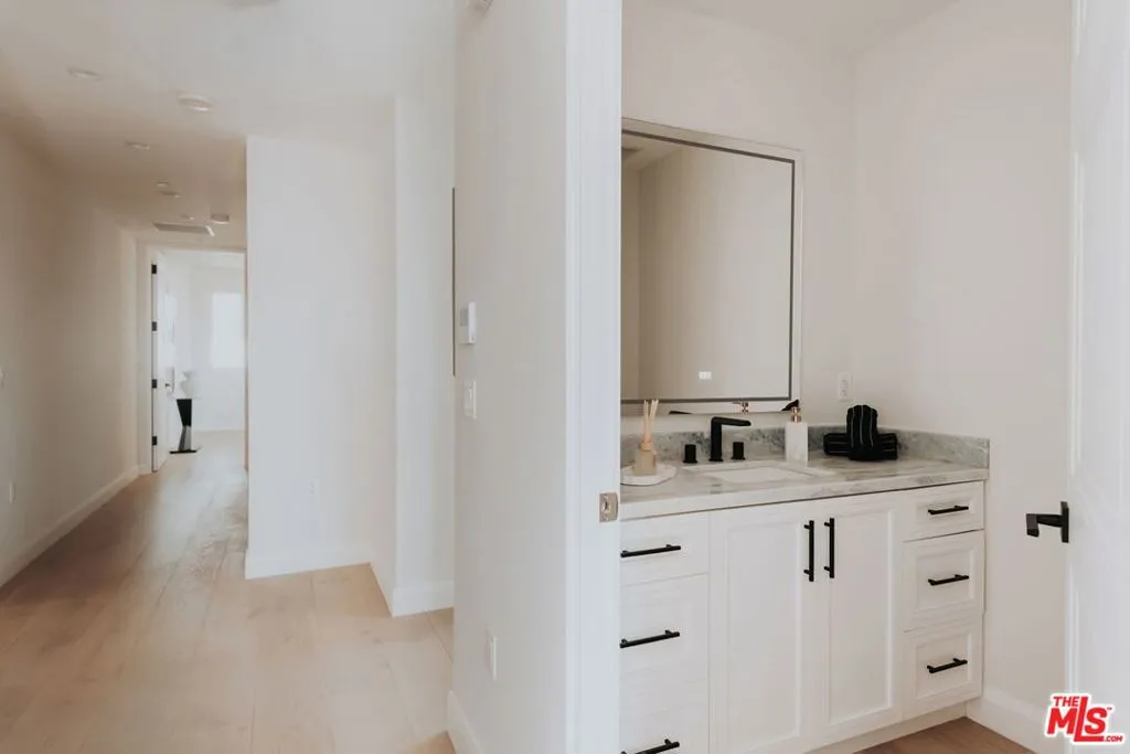 10725 Ashton Avenue 101, Los Angeles, California 90024 home-pic-22