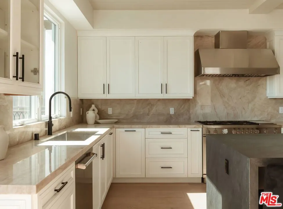 10725 Ashton Avenue 101, Los Angeles, California 90024 home-pic-10