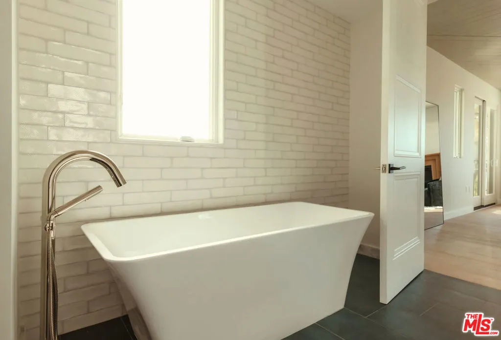 10725 Ashton Avenue 101, Los Angeles, California 90024 home-pic-28