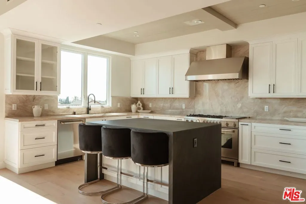 10725 Ashton Avenue 101, Los Angeles, California 90024 home-pic-8