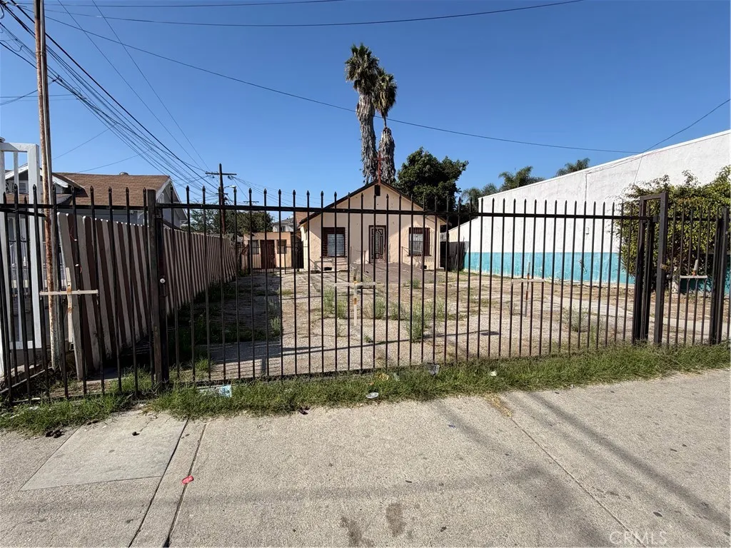 8411 S San Pedro, Los Angeles, California 90003 home-pic-3