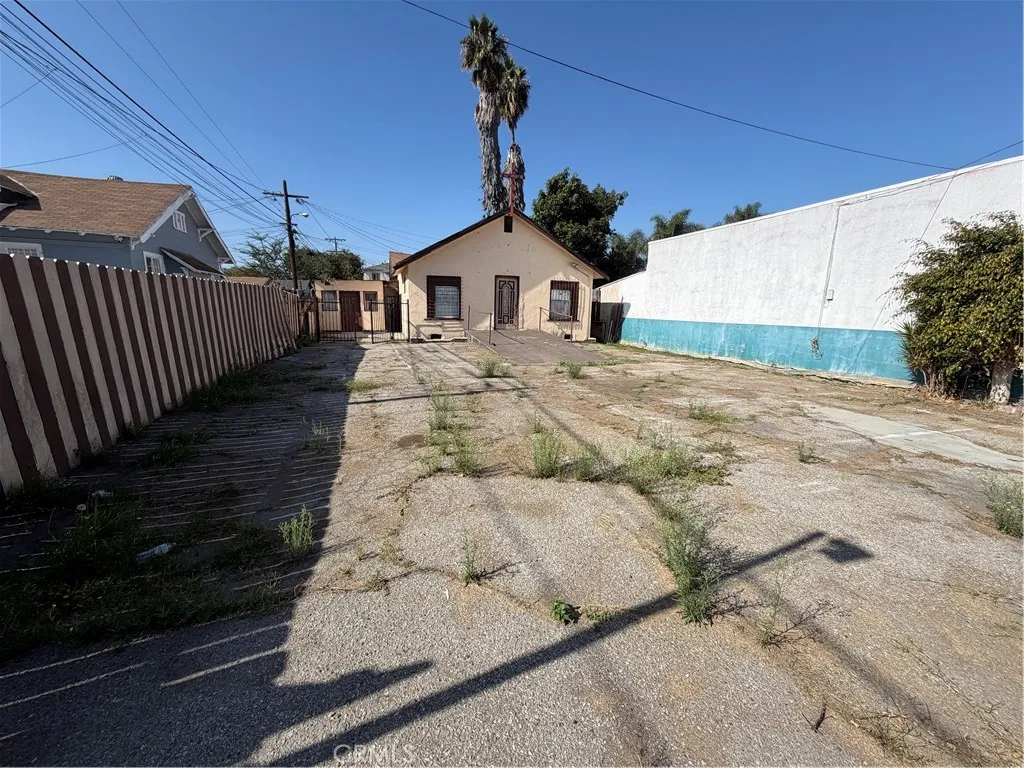 8411 S San Pedro, Los Angeles, California 90003 home-pic-1