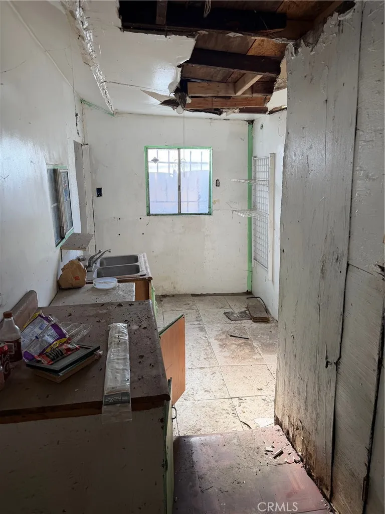8411 S San Pedro, Los Angeles, California 90003 home-pic-6