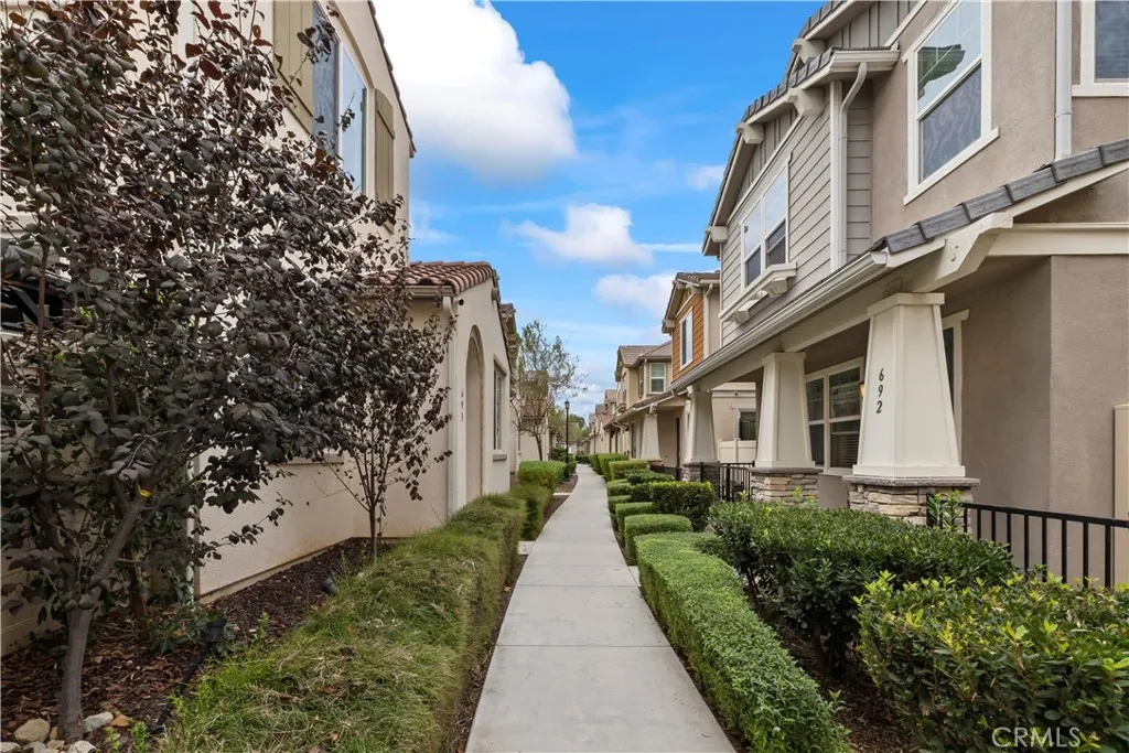 692 S Brampton, Rialto, California 92376 home-pic-1
