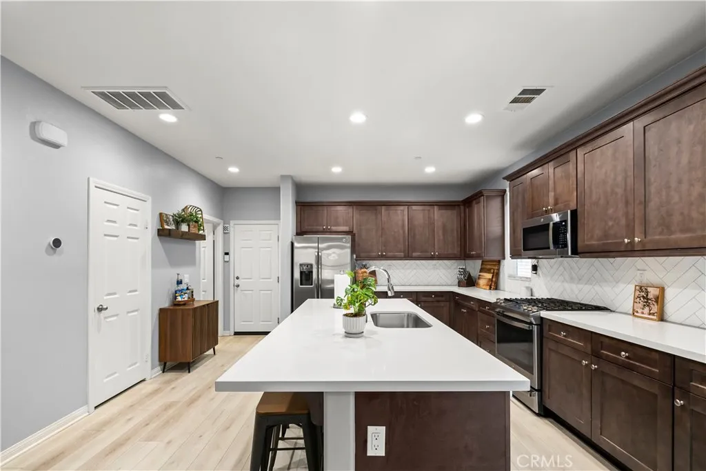 692 S Brampton, Rialto, California 92376 home-pic-3
