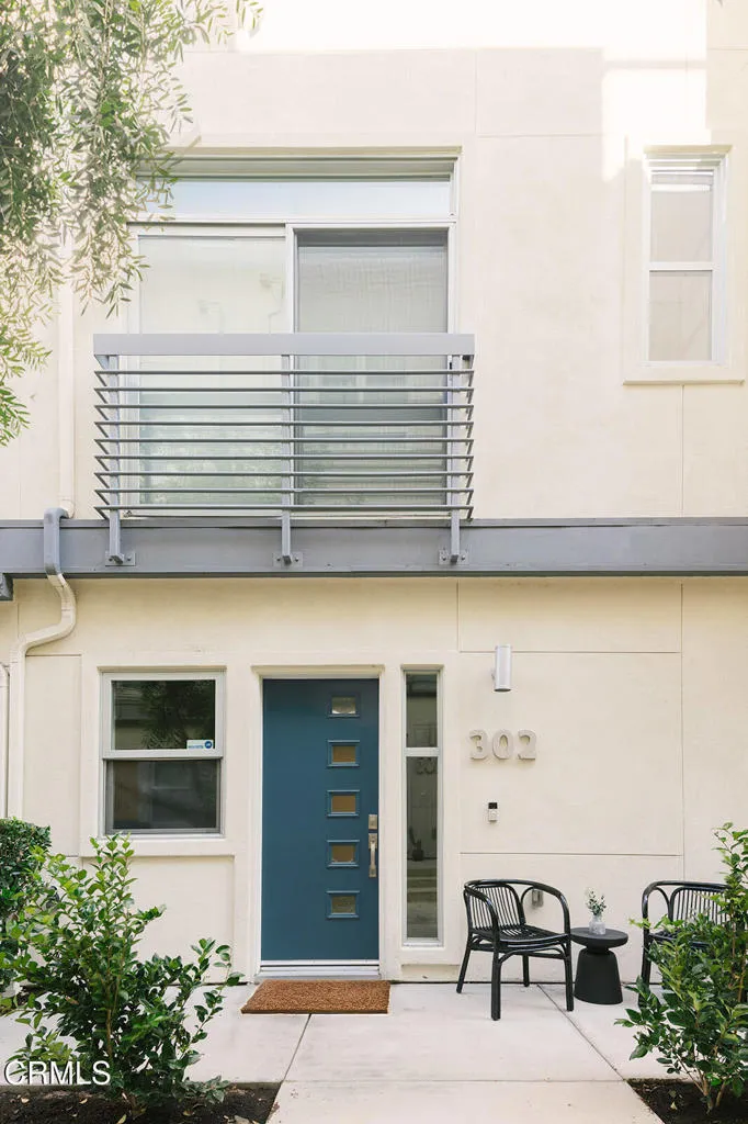 2753 Waverly Drive 302, Los Angeles, California 90039 home-pic-2
