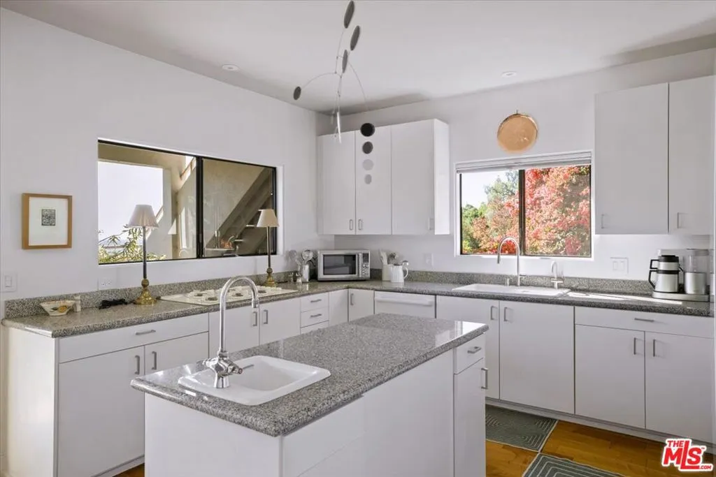 1358 Killarney Avenue, Los Angeles, California 90065 home-pic-19