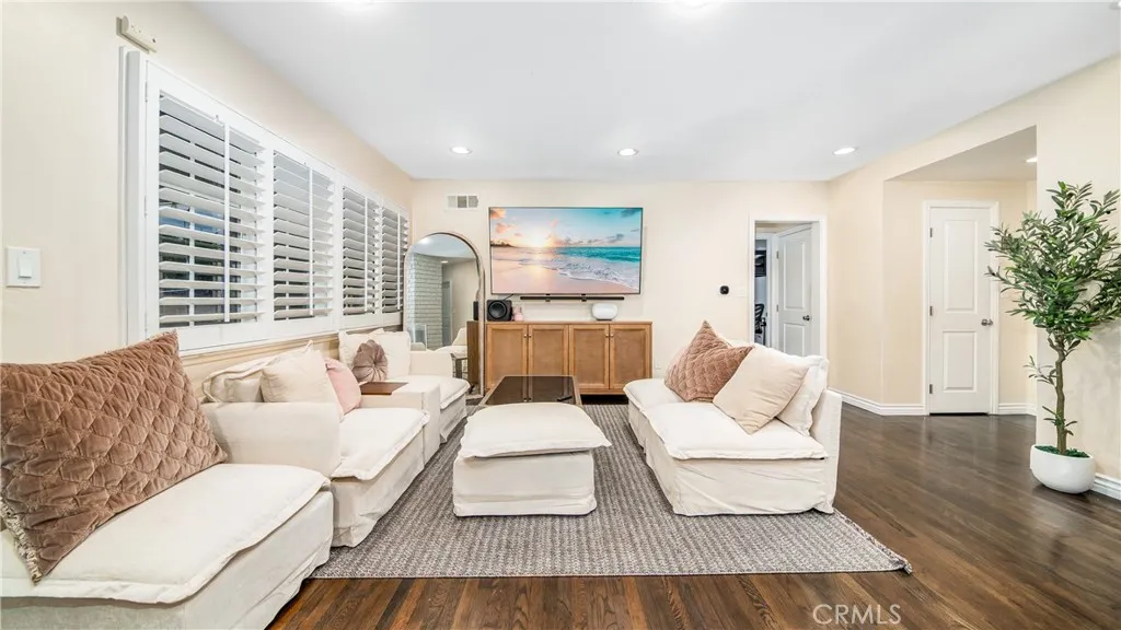 15852 Index Street, Granada Hills, California 91344 home-pic-2