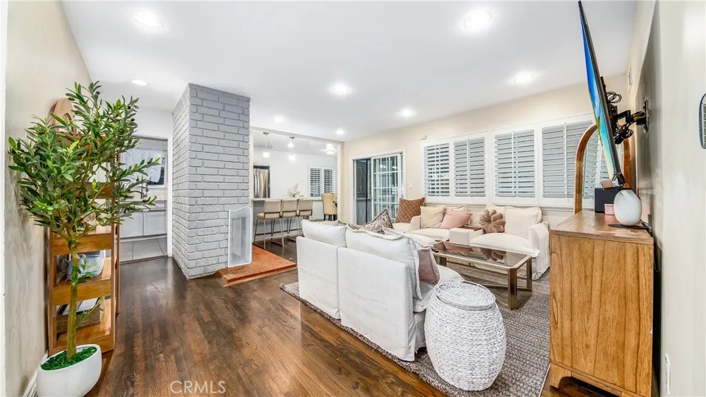 15852 Index Street, Granada Hills, California 91344 home-pic-4