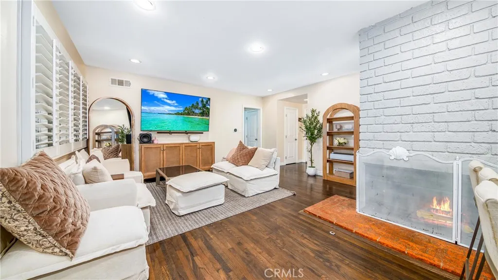 15852 Index Street, Granada Hills, California 91344 home-pic-3