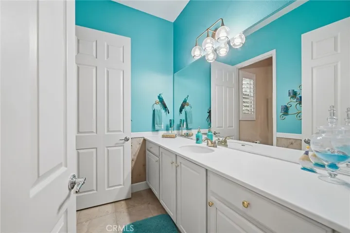 Full 2nd Bathroom Serving 2nd Bedroom