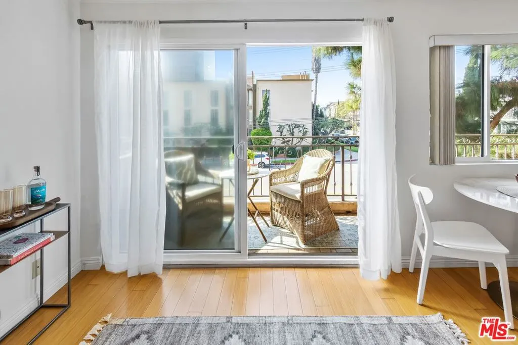 1154 S Barrington Avenue 201, Los Angeles, California 90049 home-pic-4