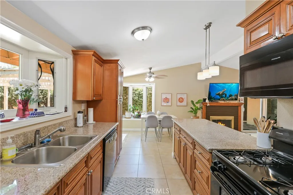 1139 W Sycamore, Orange, California 92868 home-pic-8