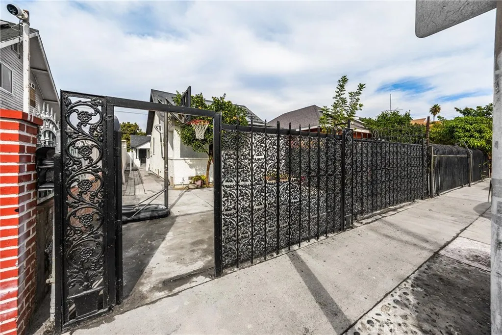 1257 E 51st, Los Angeles, California 90011 home-pic-29