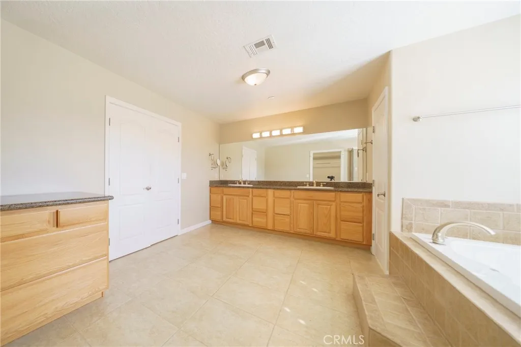 5378 Bellflower Street, Oak Hills, California 92344 home-pic-35