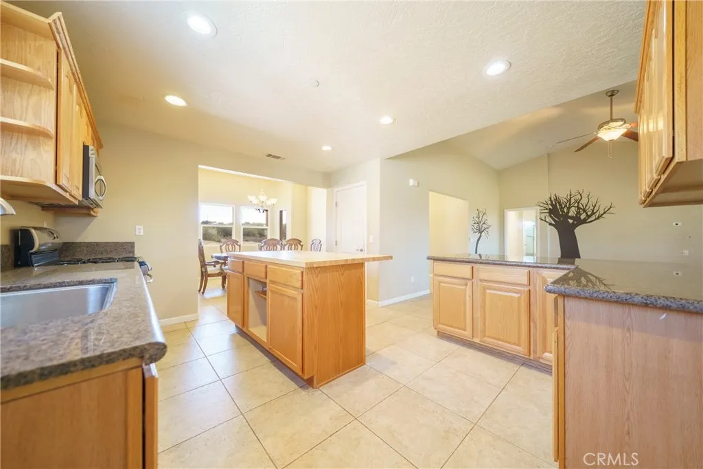 5378 Bellflower Street, Oak Hills, California 92344 home-pic-16