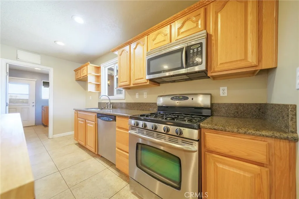 5378 Bellflower Street, Oak Hills, California 92344 home-pic-15