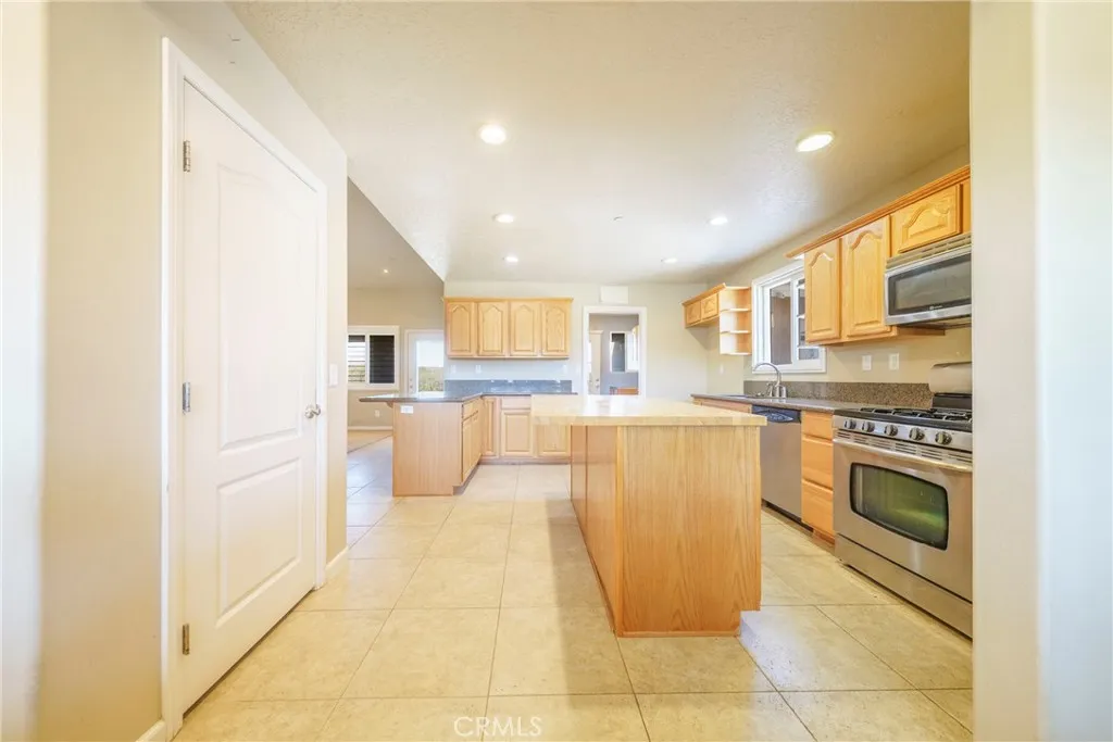 5378 Bellflower Street, Oak Hills, California 92344 home-pic-14