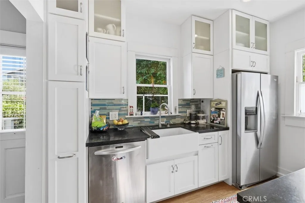 220 S Broadway, Redondo Beach, California 90277 home-pic-12