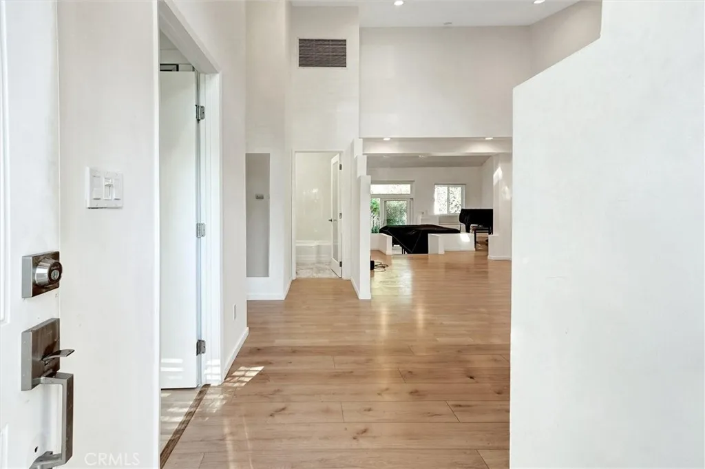22037 Ybarra, Woodland Hills, California 91364 home-pic-4