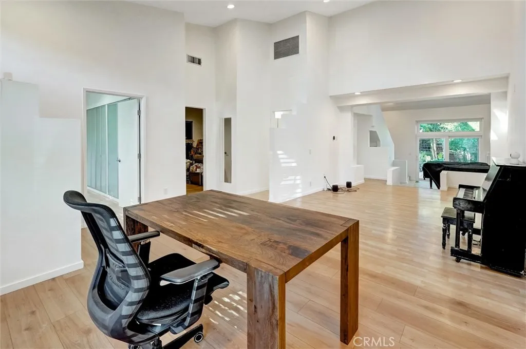 22037 Ybarra, Woodland Hills, California 91364 home-pic-9