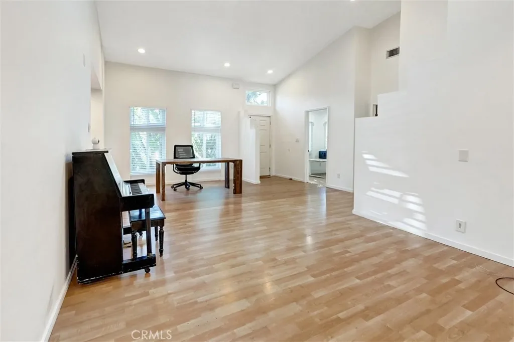 22037 Ybarra, Woodland Hills, California 91364 home-pic-10