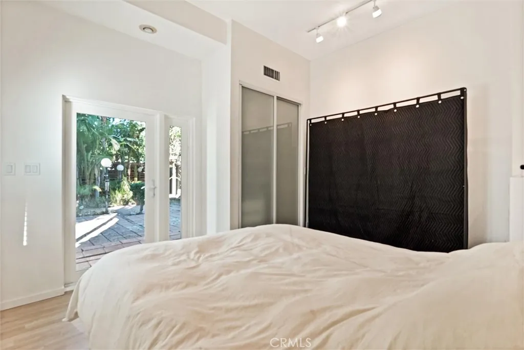 22037 Ybarra, Woodland Hills, California 91364 home-pic-24