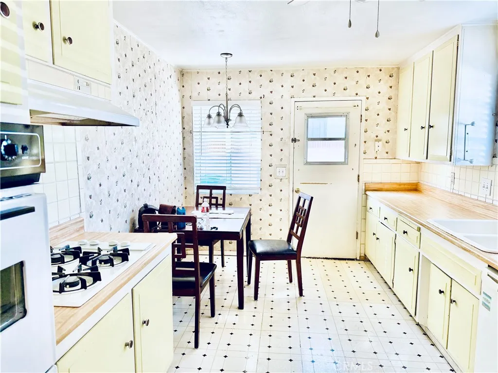 1866 E 213th, Carson, California 90745 home-pic-3