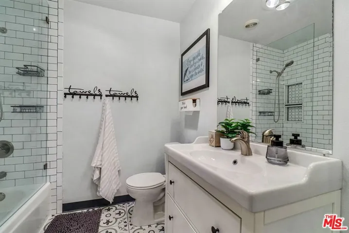 8121 Canby Avenue 4, Reseda, California 91335