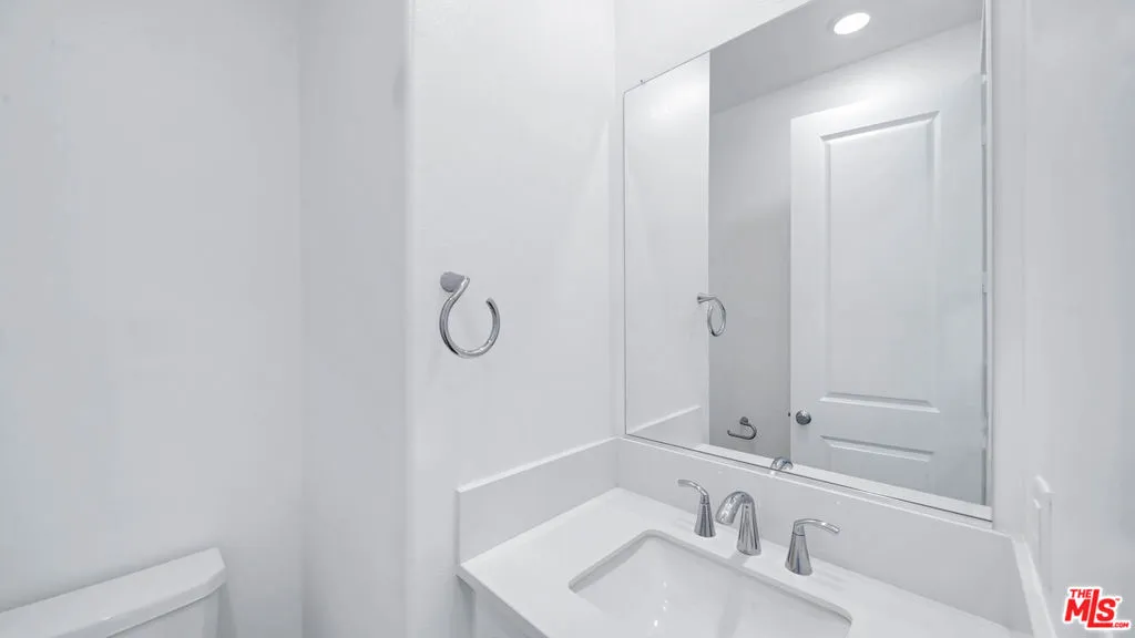 27009 Hummingbird Lane, Valencia, California 91381 home-pic-18