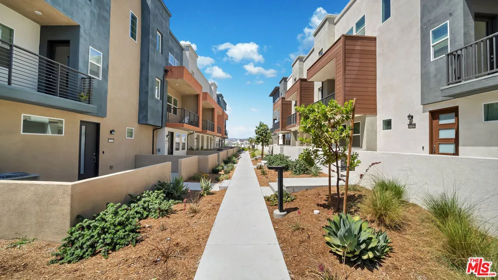 27009 Hummingbird Lane, Valencia, California 91381 home-pic-32