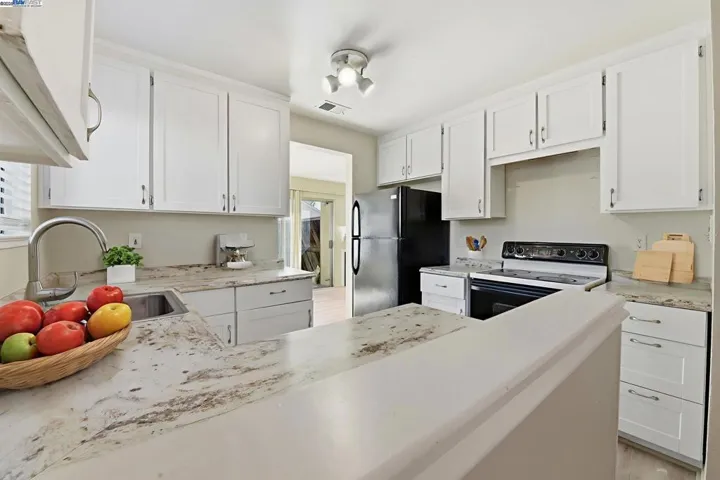 93 Cassia Dr, Hayward, California 94544