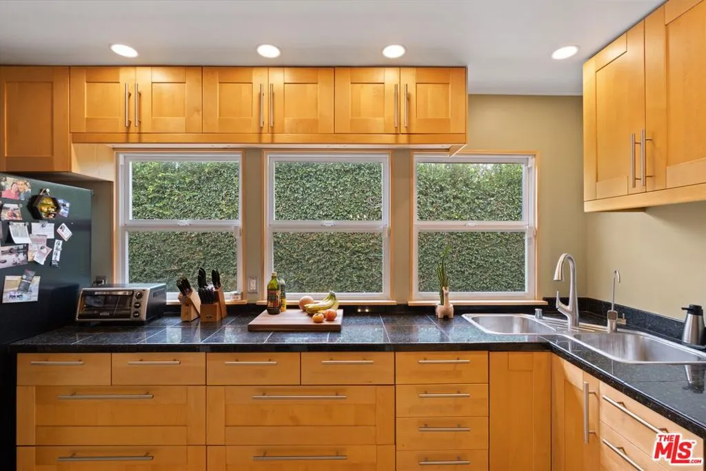 317 S Orchard Drive, Burbank, California 91506 home-pic-8