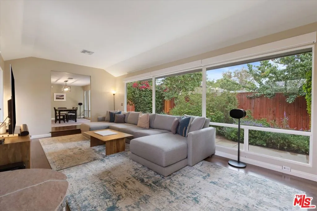 317 S Orchard Drive, Burbank, California 91506 home-pic-14