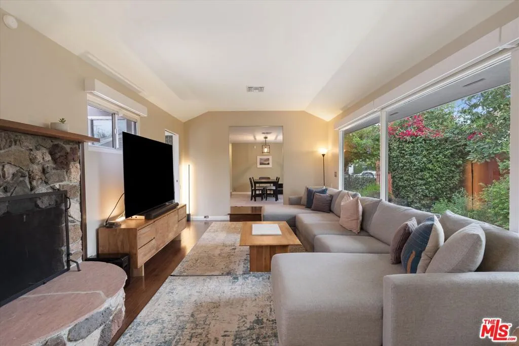 317 S Orchard Drive, Burbank, California 91506 home-pic-12