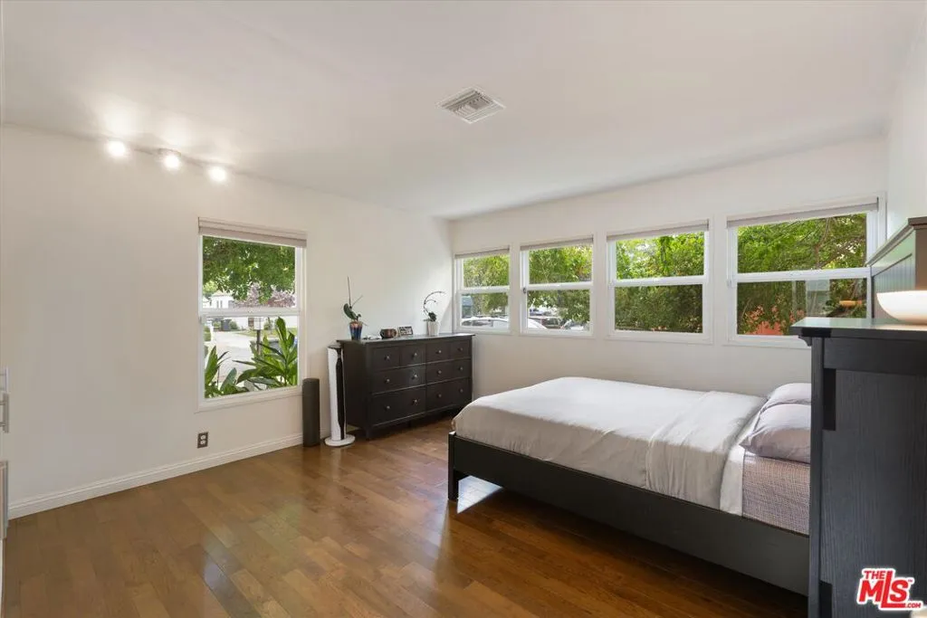 317 S Orchard Drive, Burbank, California 91506 home-pic-15