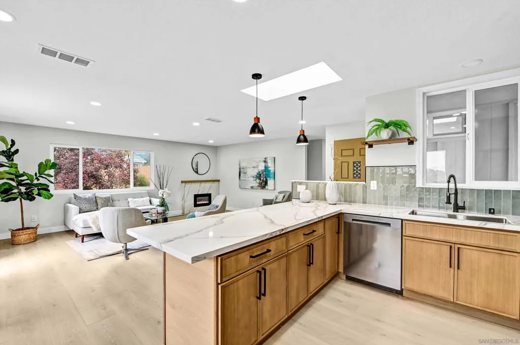 3904 Sherbourne Dr, Oceanside, California 92056 home-pic-10